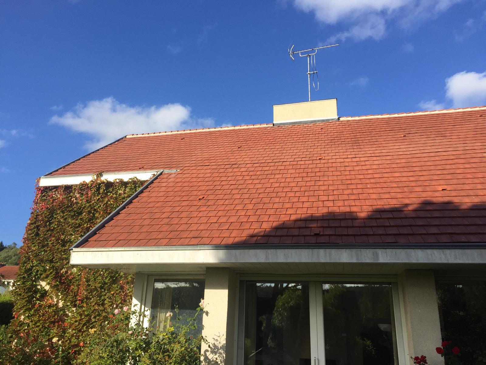Toiture en tuiles rouges rénovée et nettoyée en Wallonie