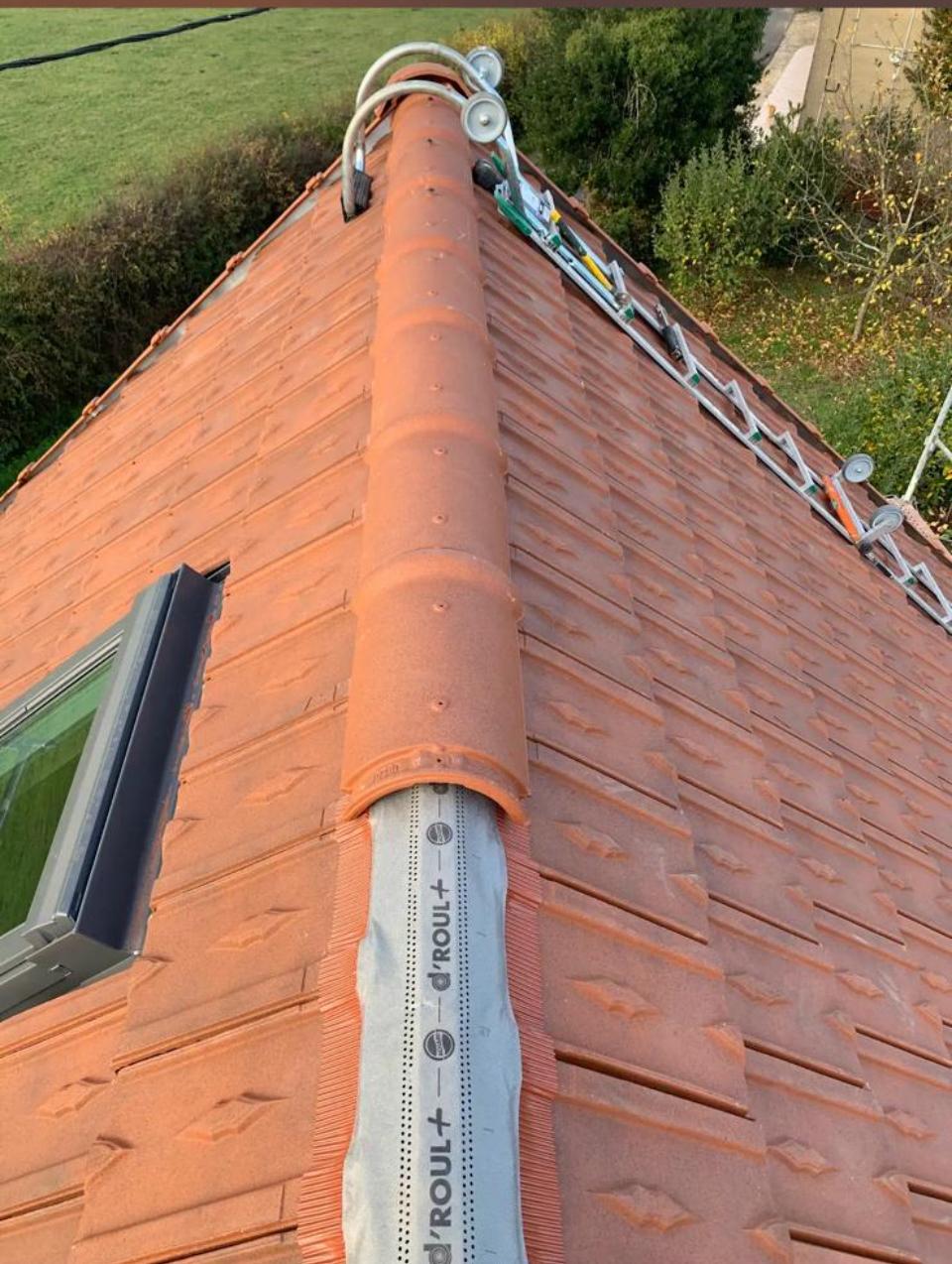 Travaux de zinguerie et pose d'un faîtage sur toiture