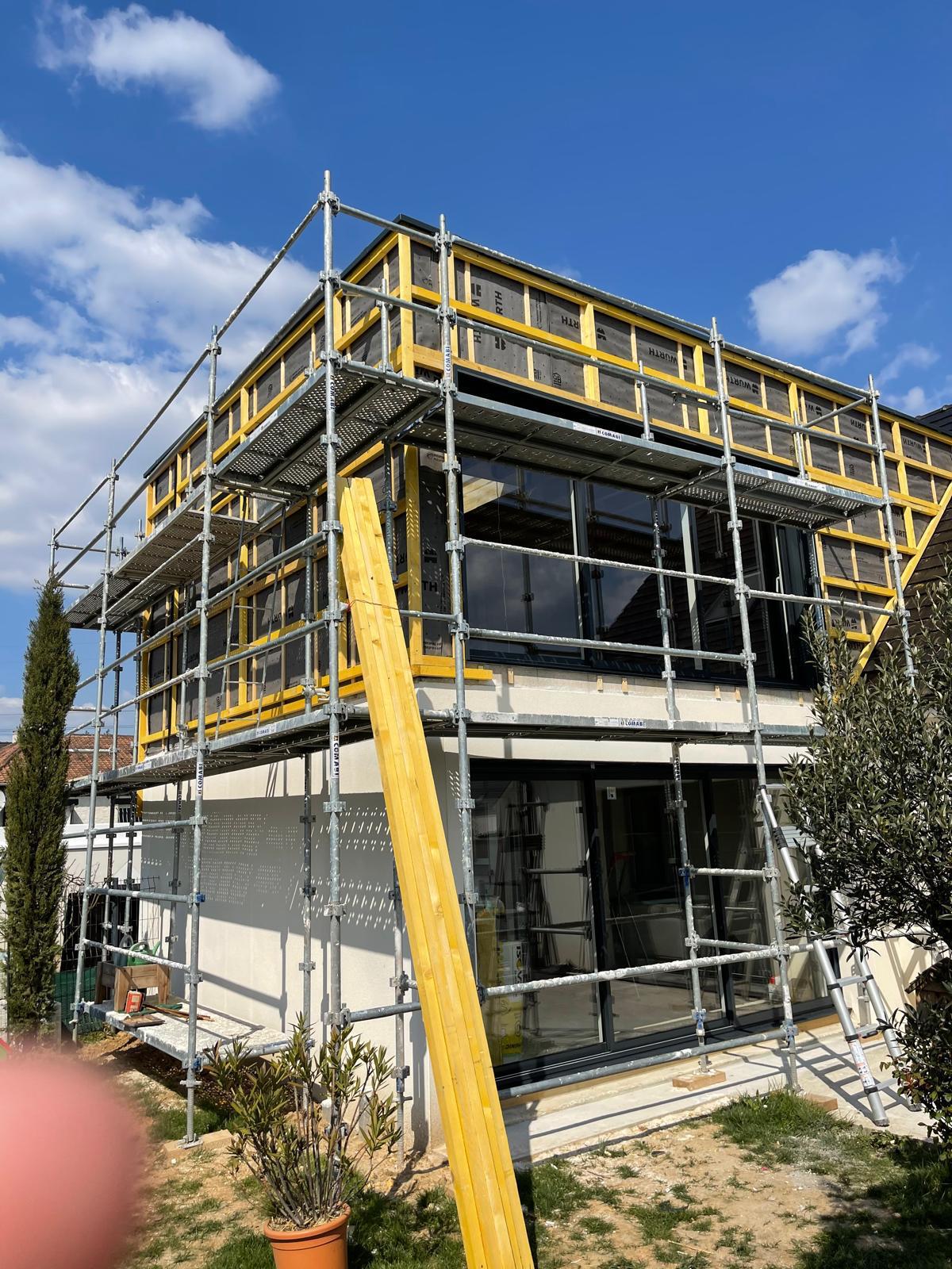 Chantier de couverture Ets Debruyne Toiture avec échafaudage sur une maison en Wallonie