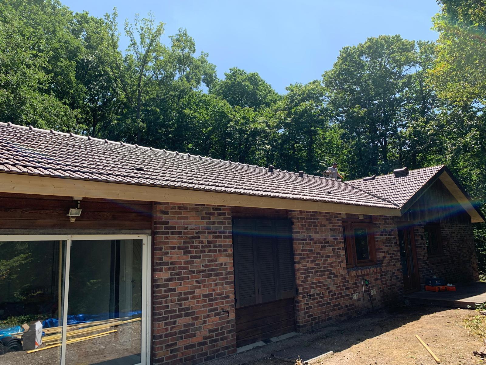 Toiture entièrement rénovée sur une maison en briques par Ets Debruyne